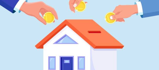 Mãos humanas colocando moedas em um cofre formato casa , em alusão a fundos imobiliários