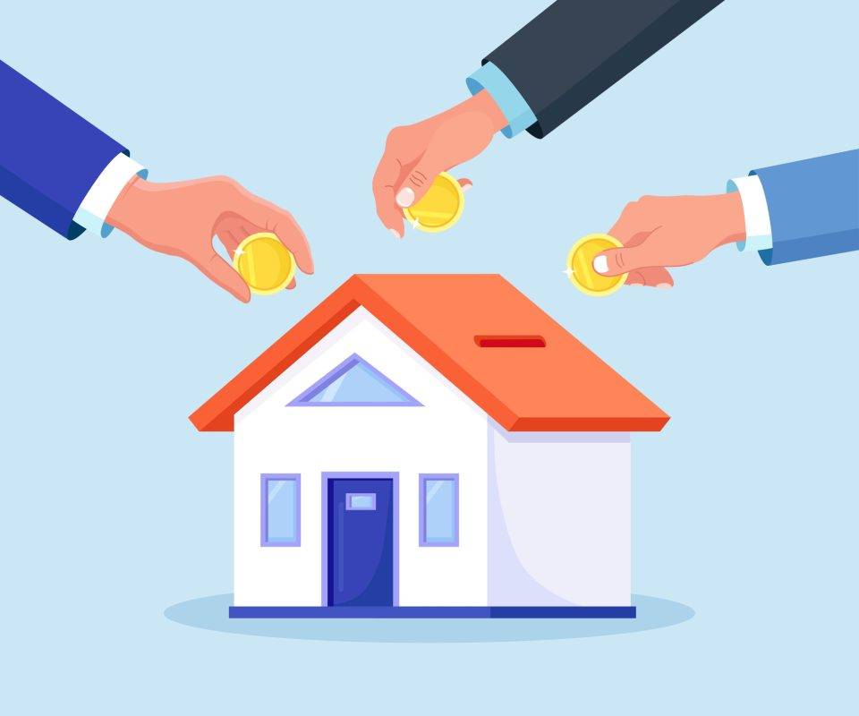 Mãos humanas colocando moedas em um cofre formato casa , em alusão a fundos imobiliários