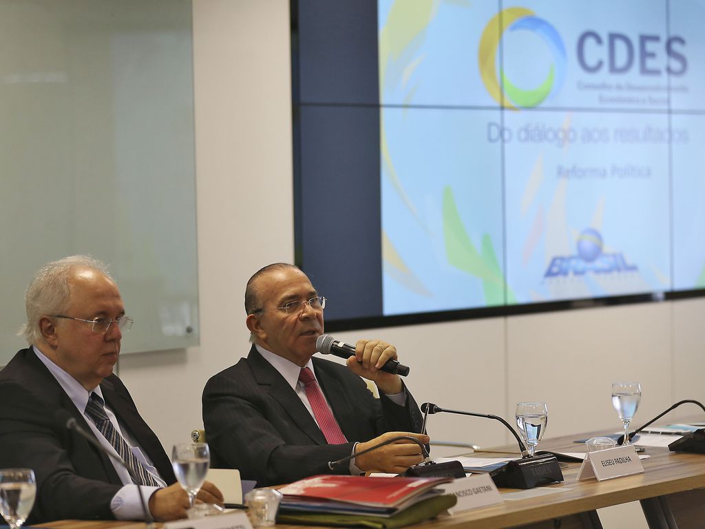 O então presidente da Escola Nacional deAdministração Pública – Enap, Francisco Gaetani, e o então Ministro-chefe da Casa Civil, Eliseu Padilha, participam de reunião dos grupos de trabalho do Conselho de Desenvolvimento Econômico e Social, em 2018 (Foto: José Cruz/Agência Brasil)