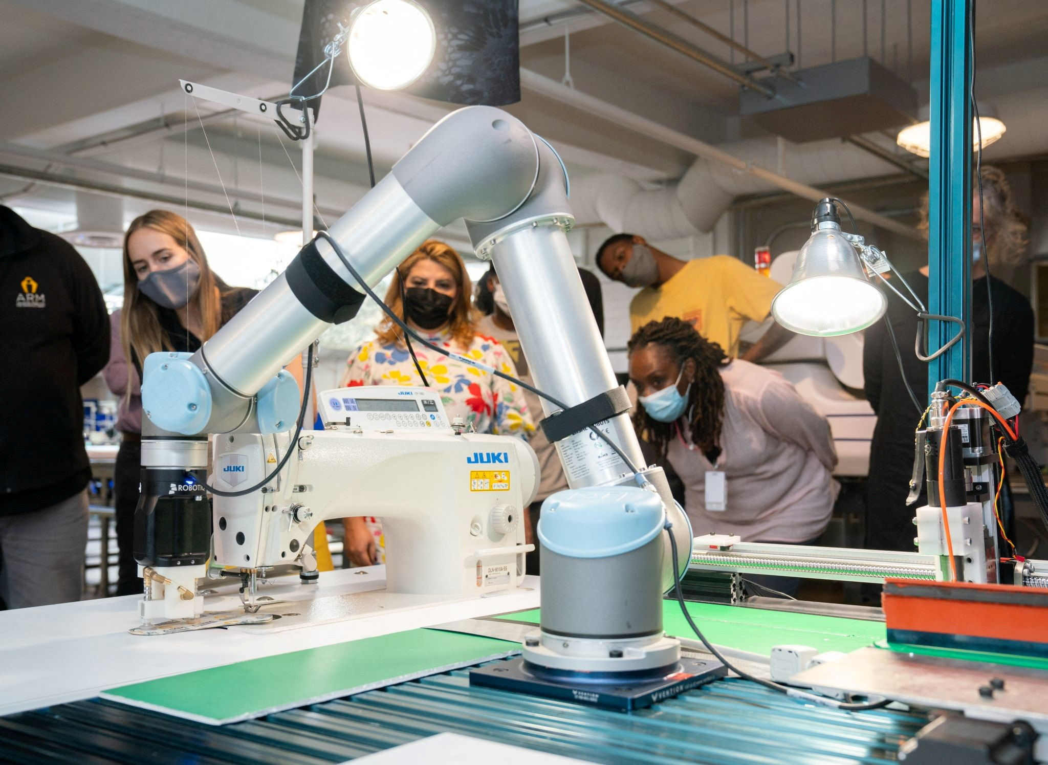 Um braço robótico posiciona pedaços de tecido endurecido para uma demonstração de costura automatizada no Industrial Sewing and Innovation Center em Detroit, Michigan, EUA
19/08/2021
Industrial Sewing and Innovation Center via REUTERS