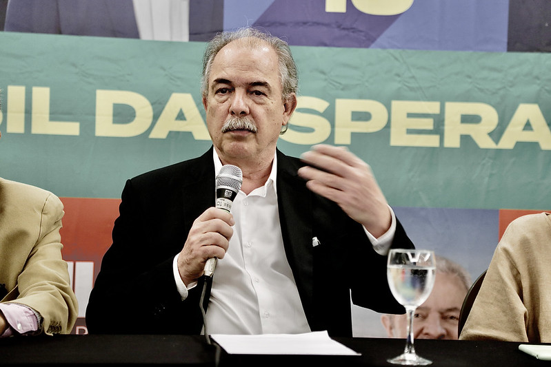 O ex-ministro Aloizio Mercadante (PT) em coletiva de imprensa (Foto: Juca Varella)