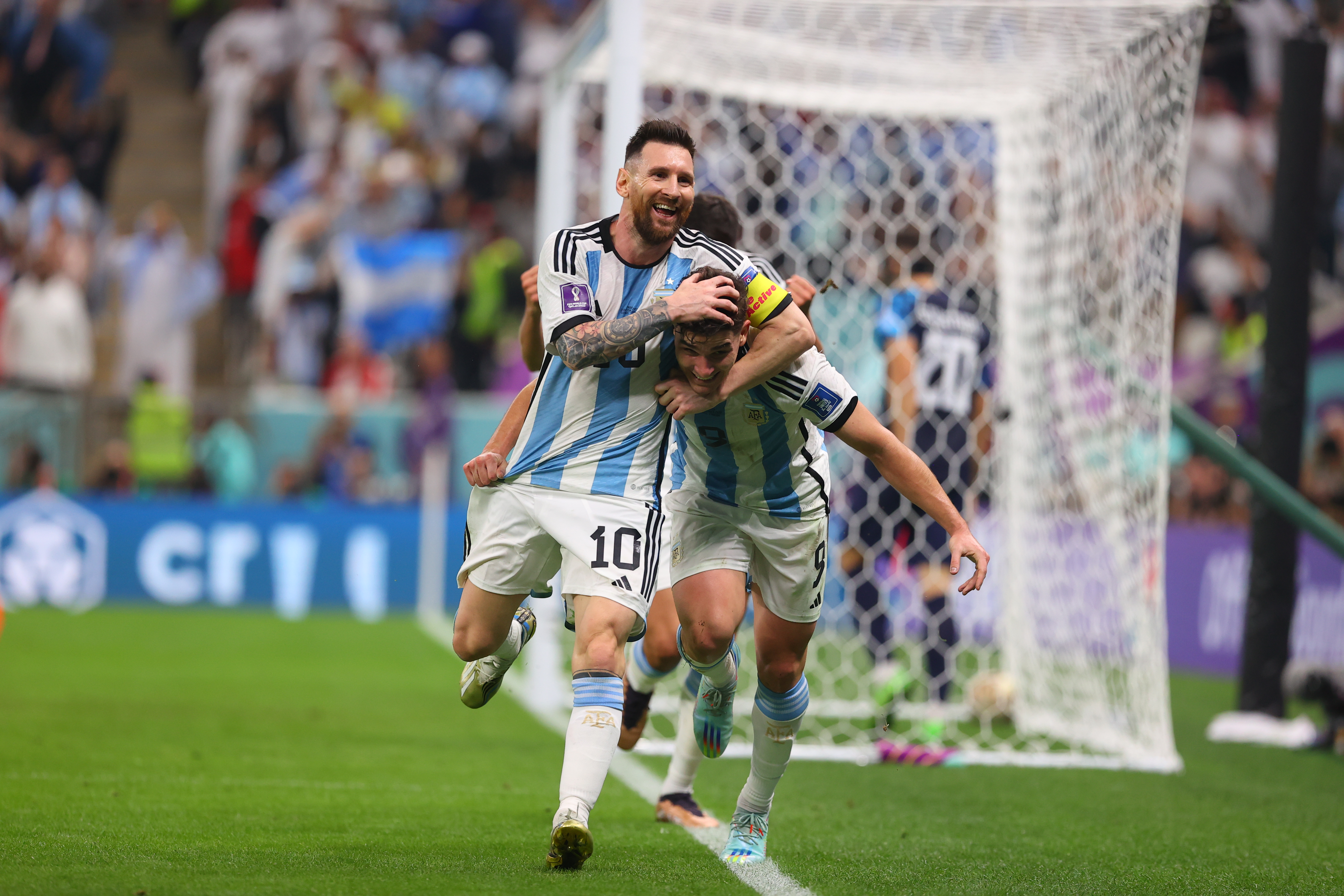 Messi e Álvarez comemoram gol da Argentina na semifinal da Copa do Mundo 2022 (Reprodução/AFA)