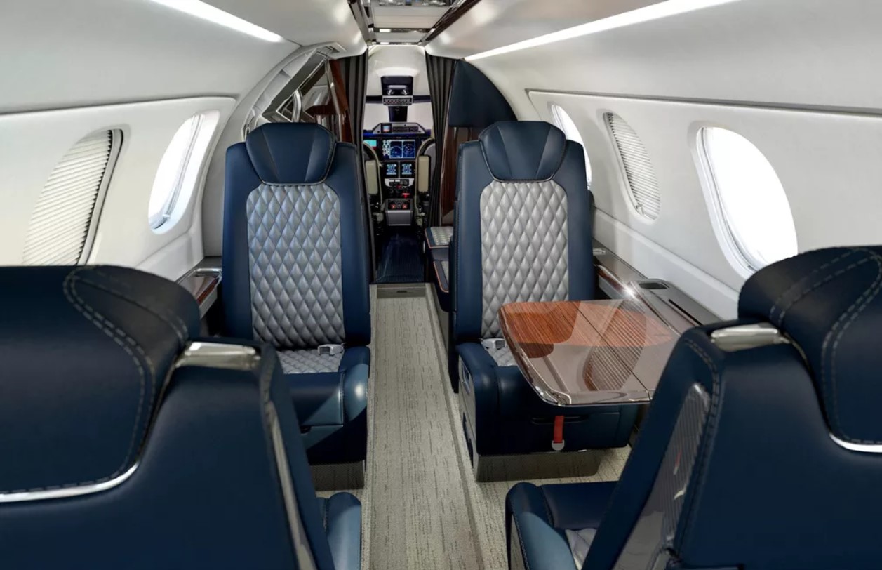 Por dentro da aeronave Phenom 300E da Embraer. Foto: Divulgação/Embraer