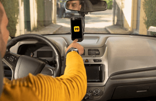 O app 99 é concorrente direto da Uber no Brasil.