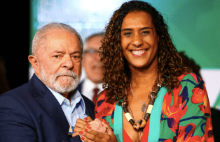 Presidente Lula com a ministra da Igualdade Racial Anielle Franco (Foto: Marcelo Camargo/Agência Brasil)