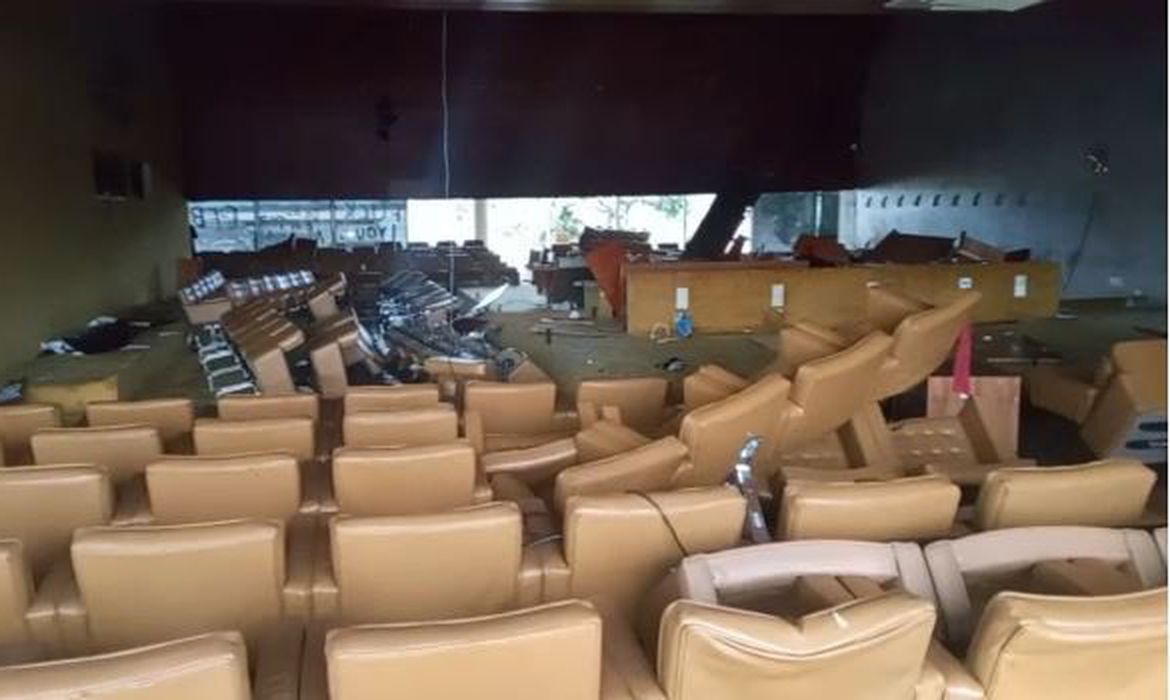 Plenário do STF é destruído em invasão de golpistas em Brasília