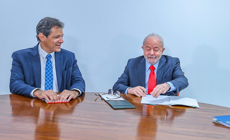 O presidente Luiz Inácio Lula da Silva (PT) e o ministro da Fazenda, Fernando Haddad (PT), em reunião no Palácio do Planalto (Foto: Ricardo Stuckert/PR)