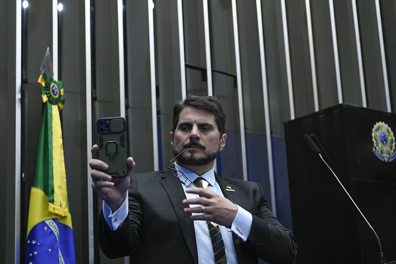 O senador Marcos do Val (Podemos-ES) se pronuncia da tribuna no plenário (Foto: Geraldo Magela/Agência Senado)