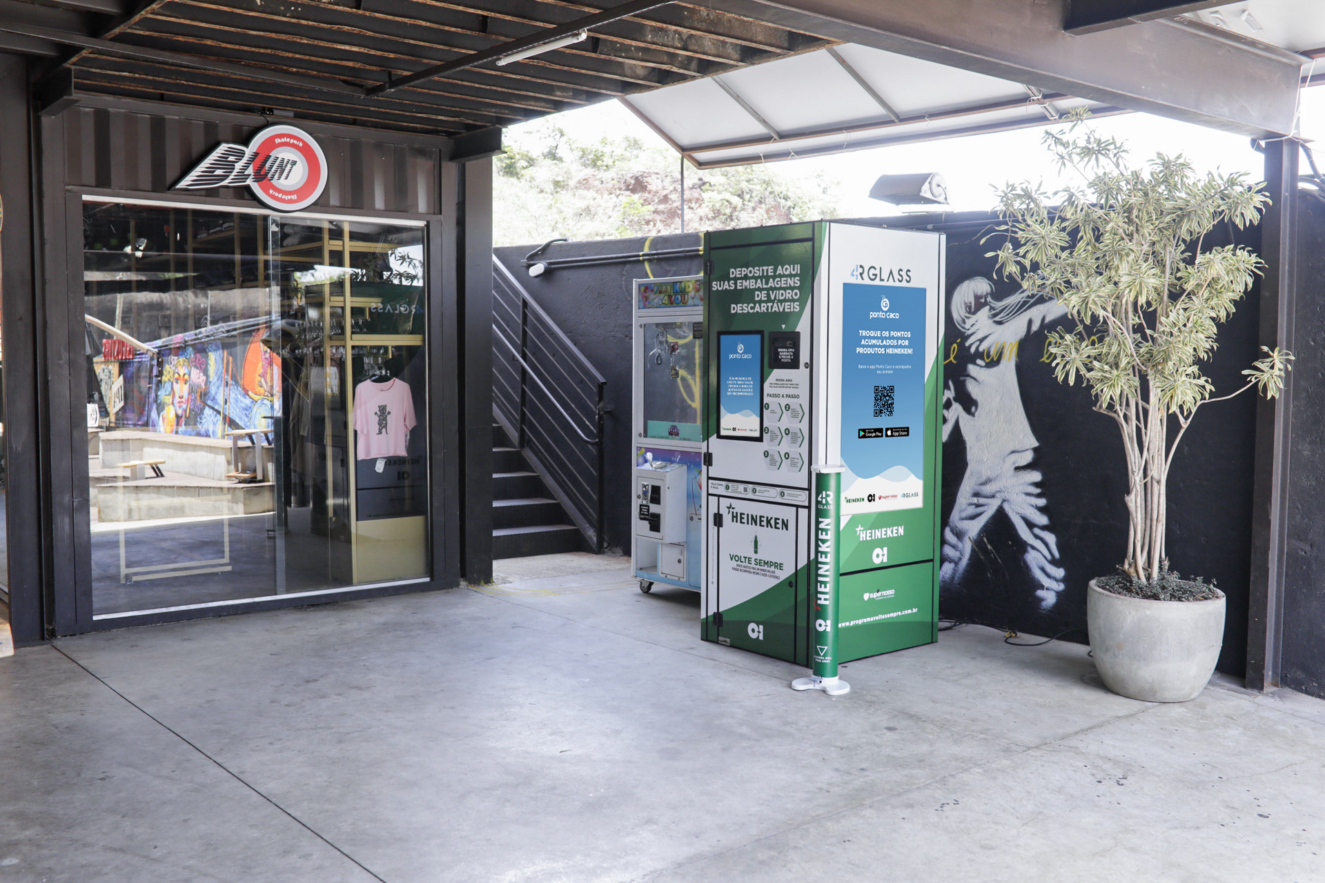 Heineken instalou máquinas que trituram vidros por várias cidades do país.