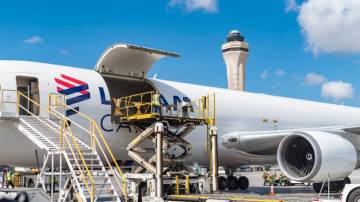 Avião da Latam Cargo é preparado para receber carga de transporte e logística