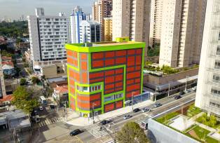Nas cores verde e laranja, os prédios da GoodStorage destoam do padrão da maior metrópole do hemisfério Sul.