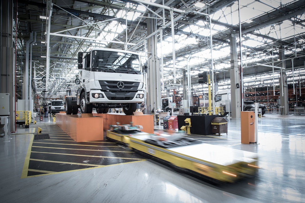 Linha de montagem de caminhão em fábrica da Mercedes-Benz (Foto: Divulgação)