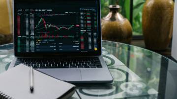 Notebook aberto em aba de negociações da Bolsa