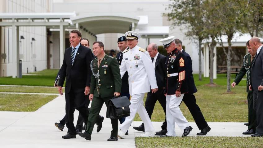 O ex-presidente Jair Bolsonaro (PL) e o tenente-coronel Mauro Cid durante viagem aos Estados Unidos (Foto: Alan Santos/PR)