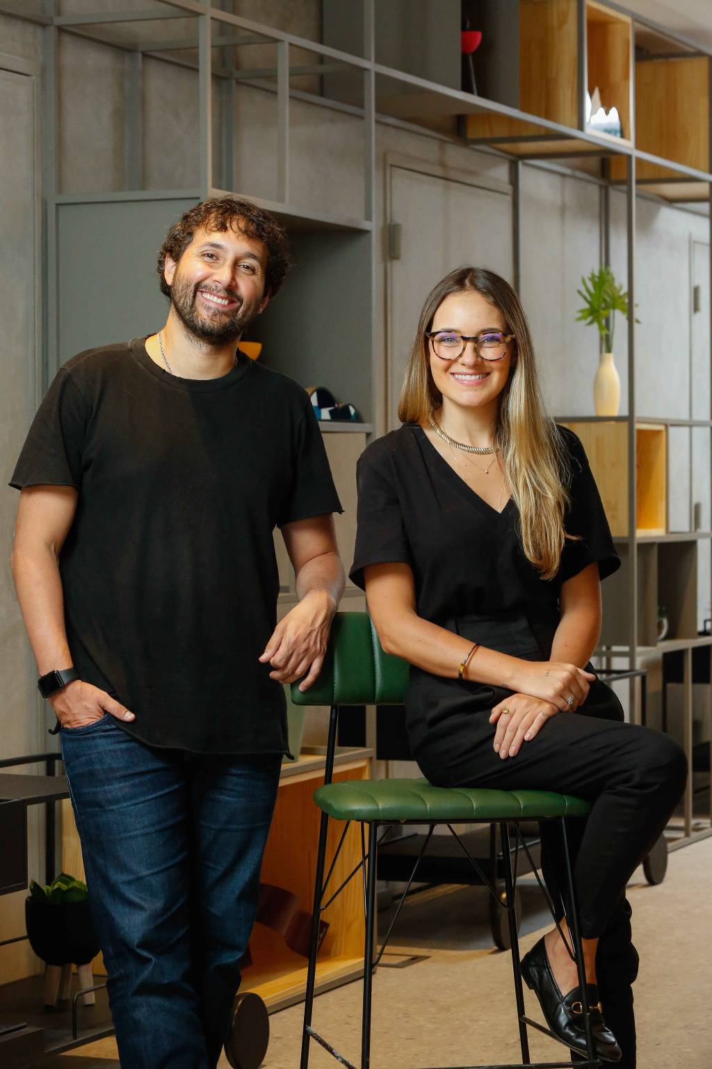 Lisandro Lopez, CMO da XP, e Caroline Namora, diretora de marketing do grupo (Divulgação)