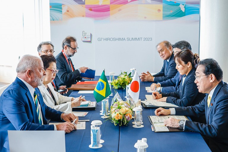 O presidente do Brasil, Luiz Inácio Lula da Silva (PT), se encontra com o primeiro-ministro do Japão, Fumio Kushida, durante encontro bilateral durante reunião do G7 no país asiático (Foto: Ricardo Stuckert/Presidência da República)