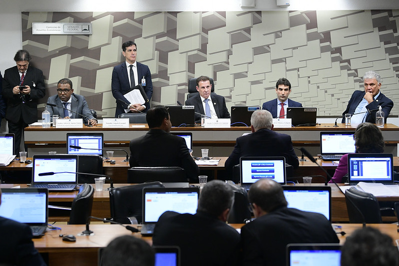 A Comissão de Assuntos Econômicos (CAE) do Senado Federal realiza sabatina de indicados para a diretoria do Banco Central. Na mesa estão Gabriel Galípolo e Ailton de Aquino Santos, indicados para as respectivas diretorias de Política Monetária e Fiscalização da autarquia (Foto: Pedro França/Agência Senado)