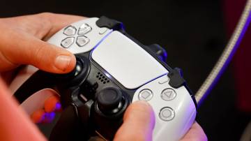 Visitante da Paris Games Week 2022 joga um game do Playstation 5 (Chesnot/Getty Images)