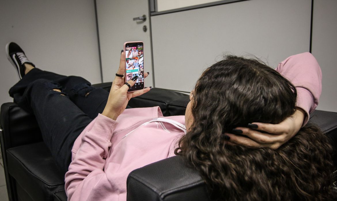 Estudante mexe em seu celular (Foto: Antônio Cruz/Agência Brasil)