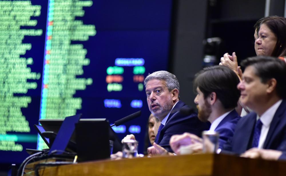 O presidente da Câmara dos Deputados, Arthur Lira (PP-AL), durante sessão plenária (Foto: Zeca Ribeiro/Câmara dos Deputados)