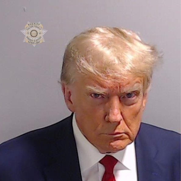 Foto de Donald Trump ao ser fichado pela polícia no condado de Fulton, na Geórgia, no processo em que é acusado de interferir na eleição de 2020  (Photo by Fulton County Sheriff's Office via Getty Images)