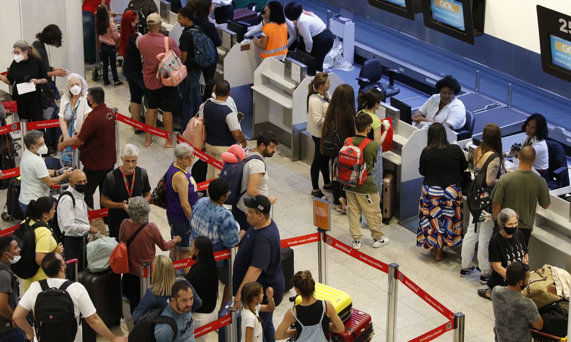Passageiros no aeroporto Santos Dumont, no Rio (Fernando Frazão/Agência Brasil)
