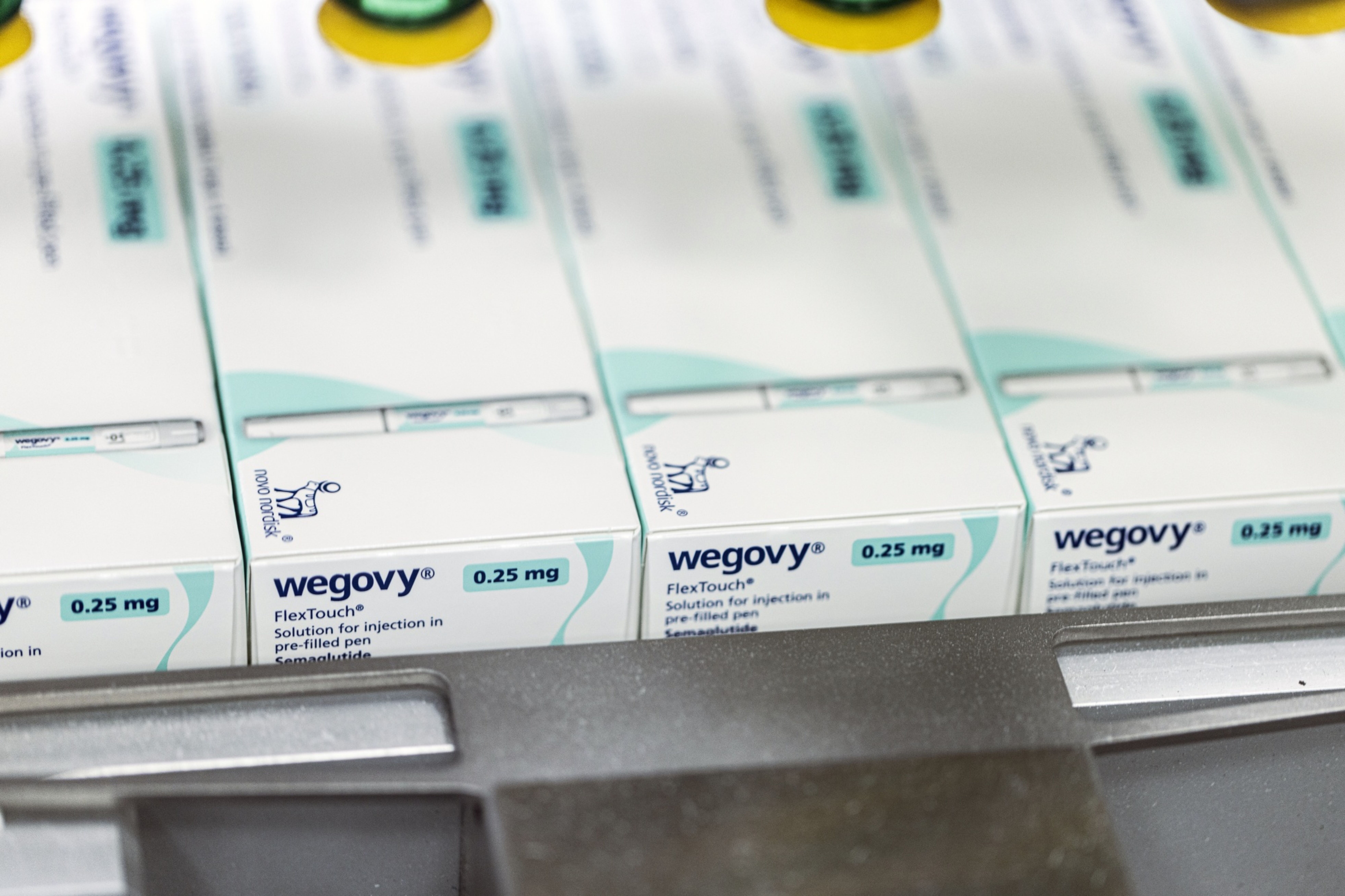 Pacotes de Wegovy se movem ao longo de uma esteira nas instalações de produção da Novo Nordisk, fabricante do Ozempic (Foto: Fotógrafo: Carsten Snejbjerg/Bloomberg)