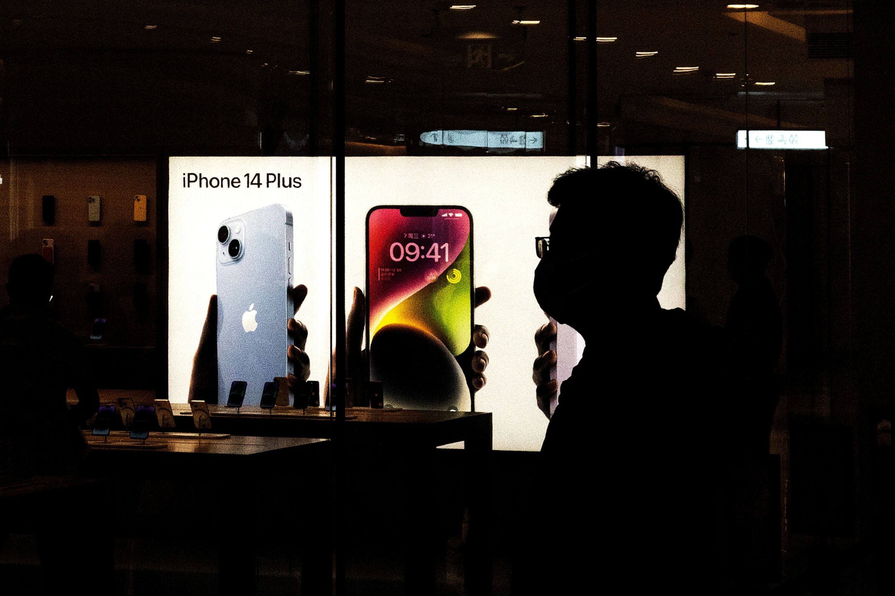 Clientes fazem fila em uma Apple Store para retirar seus pedidos do novo iPhone 14 em 16 de setembro de 2022 em Wuhan. Hubei, China. (Foto de Getty Images)