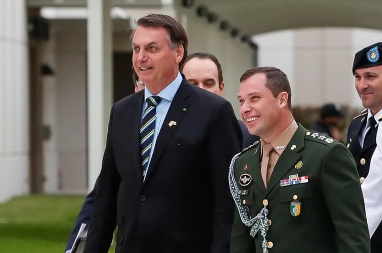 O presidente Jair Bolsonaro (PL) e seu ajudante de ordens, o tenente-coronel Mauro Cid (Foto: Alan dos Santos/Presidência da República)