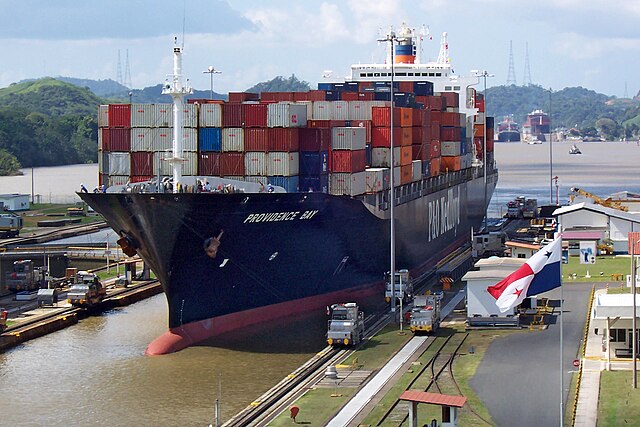 O navio porta-contentores Providence Bay puxa em um portão do Canal do Panamá

