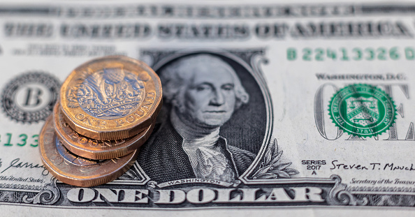 Dólar cai com liquidez e agenda fracas, de olho em alta do petróleo, China e fiscal