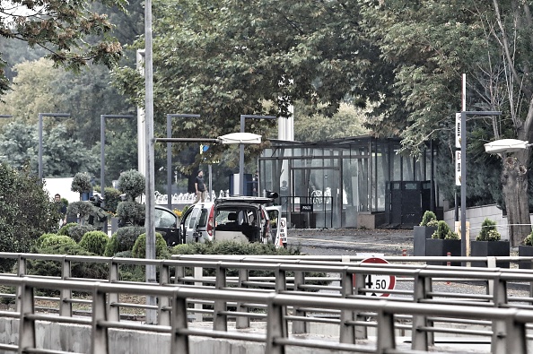 As consequências de uma tentativa de ataque a bomba ao Ministério do Interior em Ancara, Turquia. Um dos terroristas se explodiu e o outro foi morto pela polícia. Dois policiais ficaram levemente feridos no ataque. (Yavuz Ozden/Getty Images)