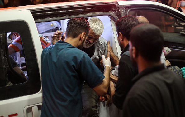Palestinos feridos em ataques chegam a Khan Yunis, no sul da Faixa de Gaza (Foto: Ahmad Hasaballah/Getty Images)