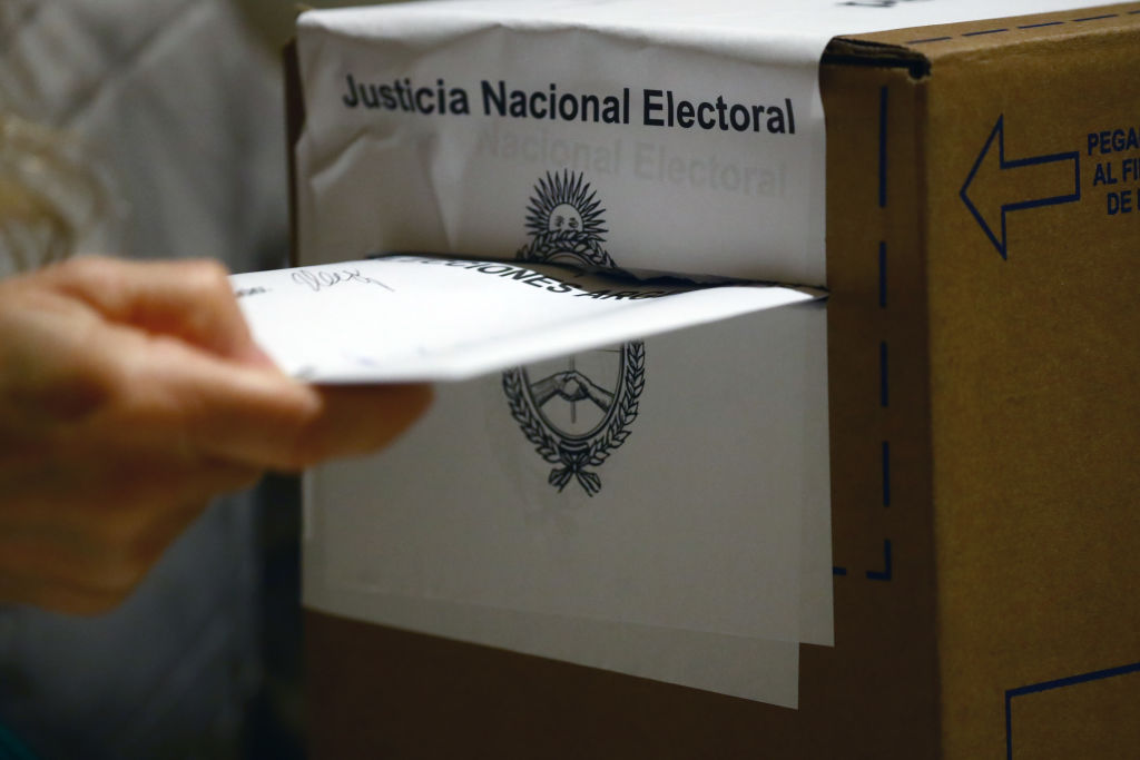 Argentinos vão às urnas nas eleições presidenciais em meio ao aumento da inflação e da crise social (Tomas Cuesta/Getty Images)