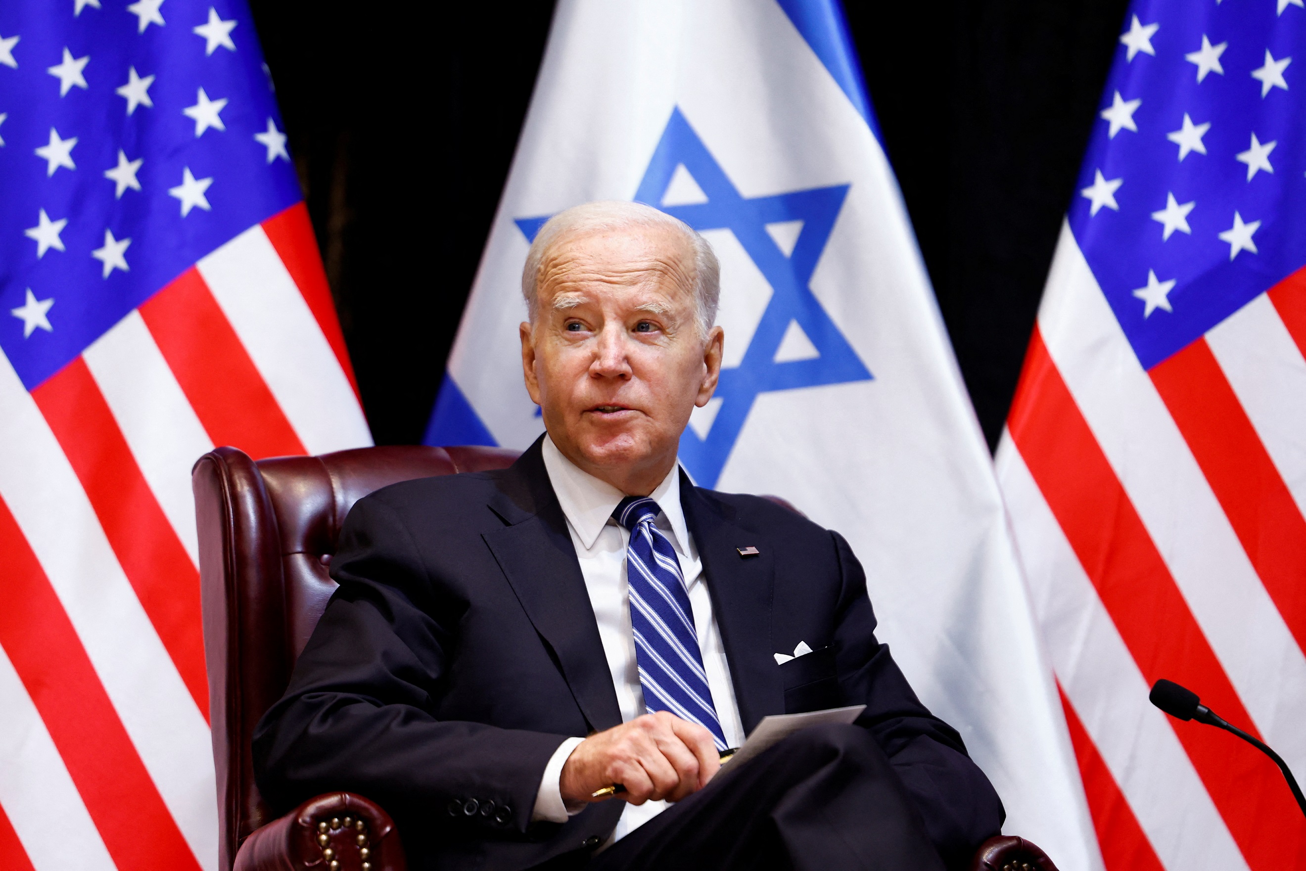 O presidente dos EUA, Joe Biden, encontra-se com o primeiro-ministro israelense Benjamin Netanyahu (que não está na foto) e o gabinete de guerra israelense, enquanto visita Israel em meio ao conflito em curso entre Israel e o Hamas, em Tel Aviv, Israel, em 18 de outubro de 2023. (Foto: REUTERS/Evelyn Hockstein)