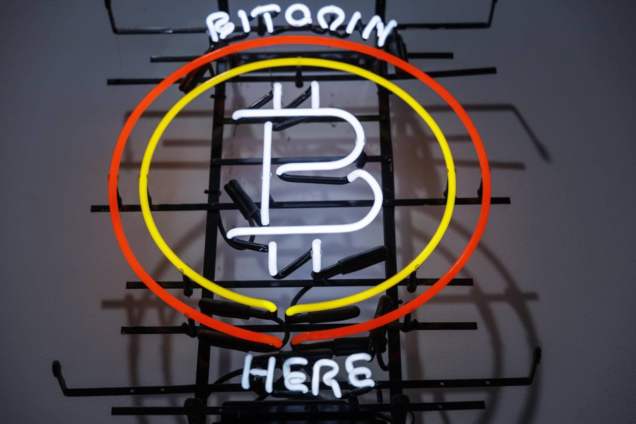 Sinal de néon indicando que o Bitcoin está disponível em uma loja de Praga, na República Tcheca (Milan Jaros/Bloomberg)