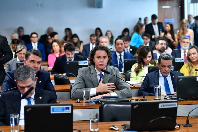 Flávio Bolsonaro (PL-RJ); Veneziano Vital do Rêgo (MDB-PB);
Mecias de Jesus (Republicanos-RR). Foto: Geraldo Magela/Agência Senado