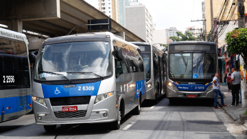 Paralisação afeta a circulação de ônibus no Terminal Santana, na zona norte da cidade de São Paulo, na manhã desta terça-feira, 21 de novembro de 2023 (MELINA D LOURDES/ATO PRESS/ESTADÃO CONTEÚDO)