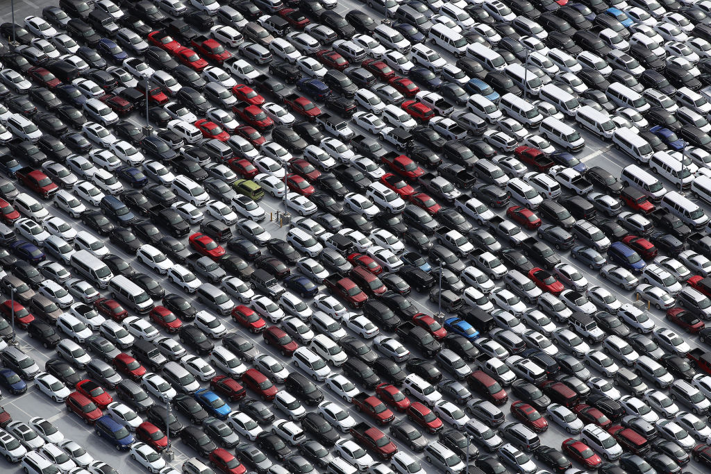 Vista aérea de um excedente de carros alugados no Rental Car Center do Aeroporto Internacional de San Diego em 20 de março de 2020 em San Diego, Califórnia.