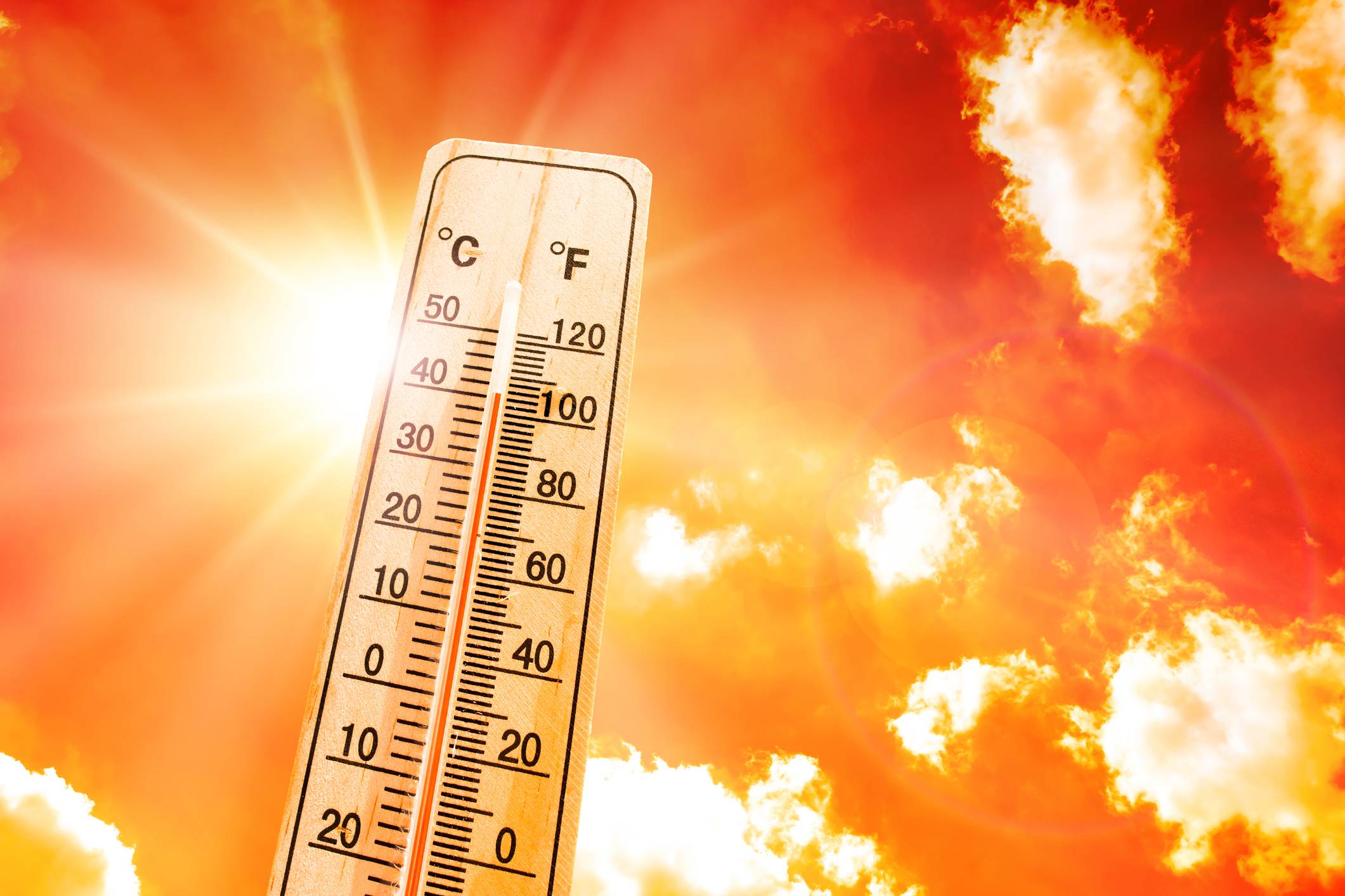 Céu laranja com sol brilhante e termômetro simbolizando as mudanças climáticas e o aquecimento global (Foto: GettyImages)