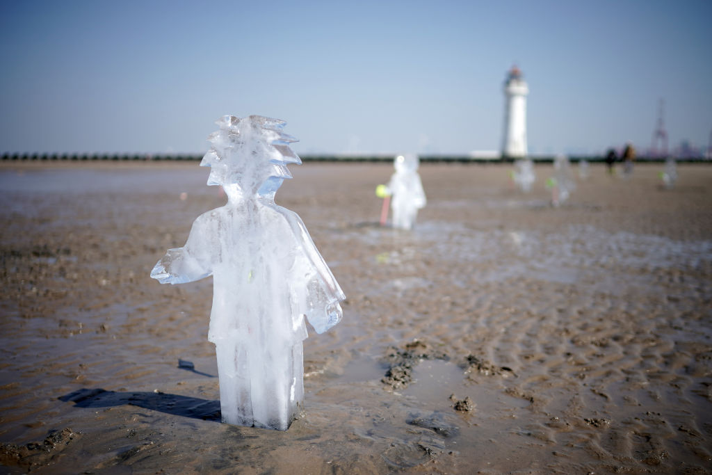 Instalação artística em praia na Inglaterra destaca mudanças climáticas no mundo (Christopher Furlong/Getty Images)