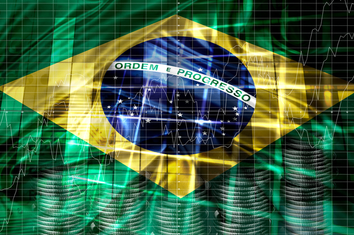 Foto de stock de Bandeira do Brasil, gráfico de indicadores econômico-financeiros, variação cambial, crise no mercado de ações