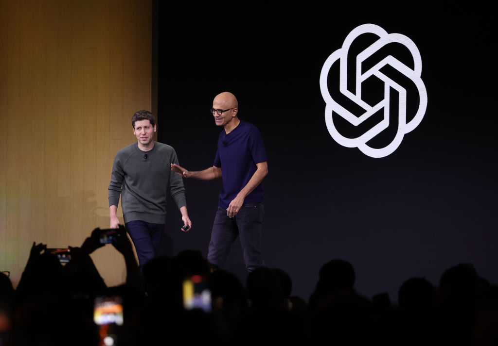 O CEO da Microsoft, Satya Nadella (à direita), cumprimenta o CEO da OpenAI, Sam Altman, durante o evento OpenAI DevDay em 6 de novembro de 2023 em São Francisco, Califórnia (Justin Sullivan/Getty Images)