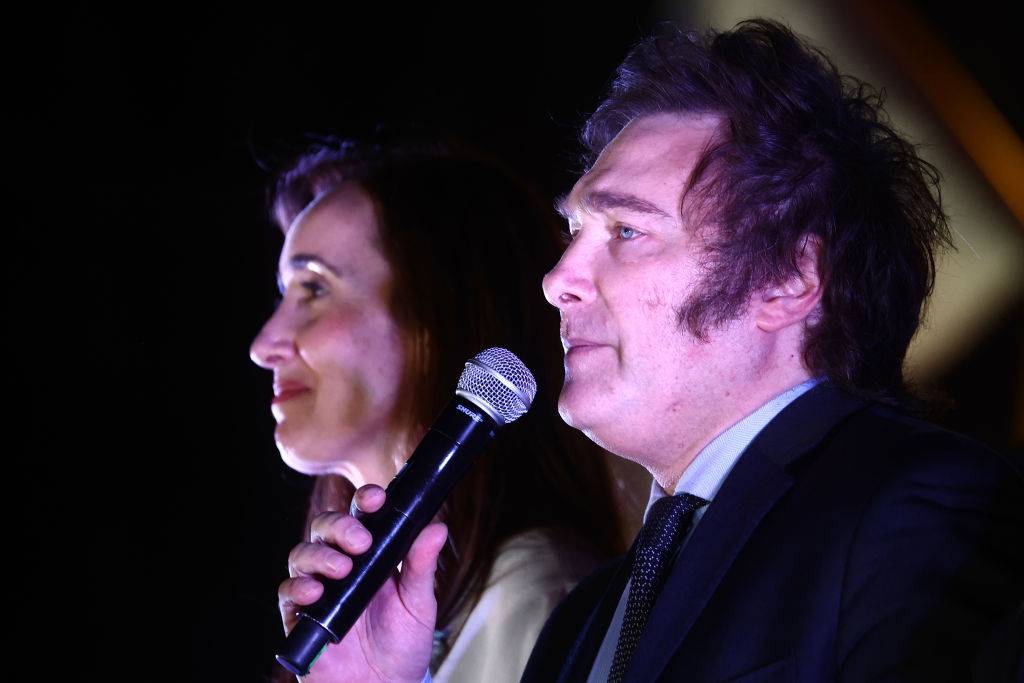 Recém-eleito presidente da Argentina, Javier Milei, do La Libertad Avanza, fala ao lado da vice-presidente eleita Victoria Villarruel após o segundo turno presidencial em 19 de novembro de 2023 em Buenos Aires, Argentina (Tomas Cuesta/Getty Images)