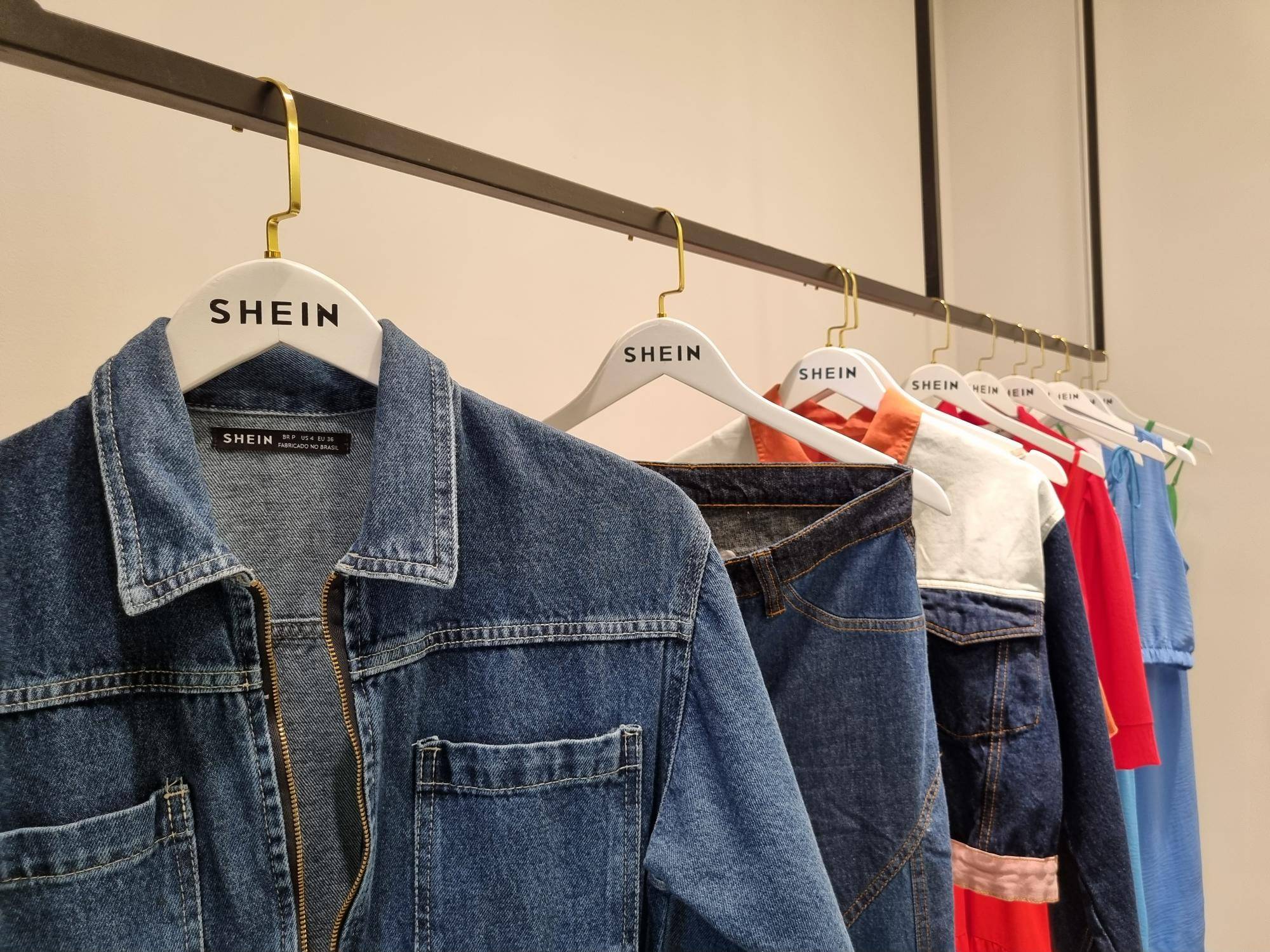 Roupas da Shein à mostra na sede da empresa em São Paulo (Foto: Lucas Sampaio/InfoMoney)