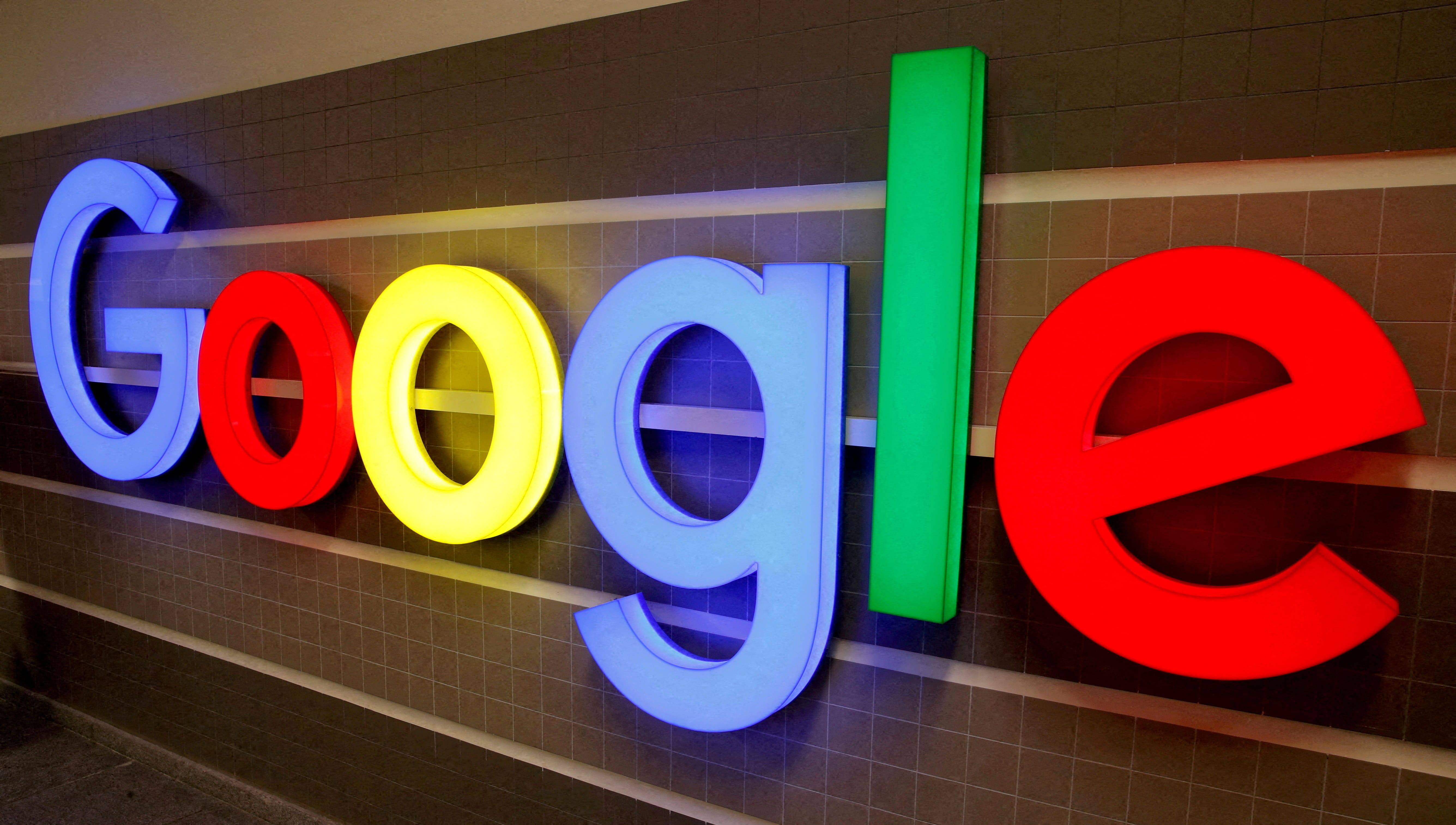 Logotipo iluminado do Google é visto dentro de um prédio de escritórios em Zurique, Suíça  (Foto: REUTERS/Arnd Wiegmann)

