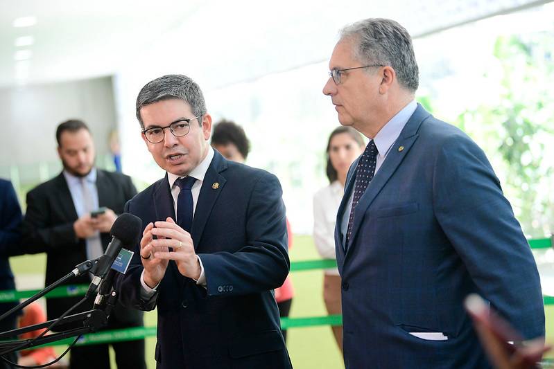 Líder do governo no Congresso Nacional, senador Randolfe Rodrigues (Rede-AP), concede entrevista coletiva ao lado do vice-líder do governo, deputado Carlos Zarattini (PT-SP), no Salão Verde da Câmara dos Deputados (Foto: Pedro França/Agência Senado)