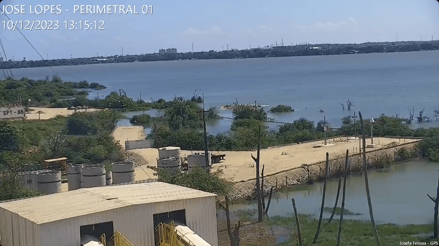 Imagens cedidas pela Prefeitura de Maceió mostram o momento em que parte da mina da Braskem se rompe sob a lagoa Mundaú (Imagem: Reprodução)
