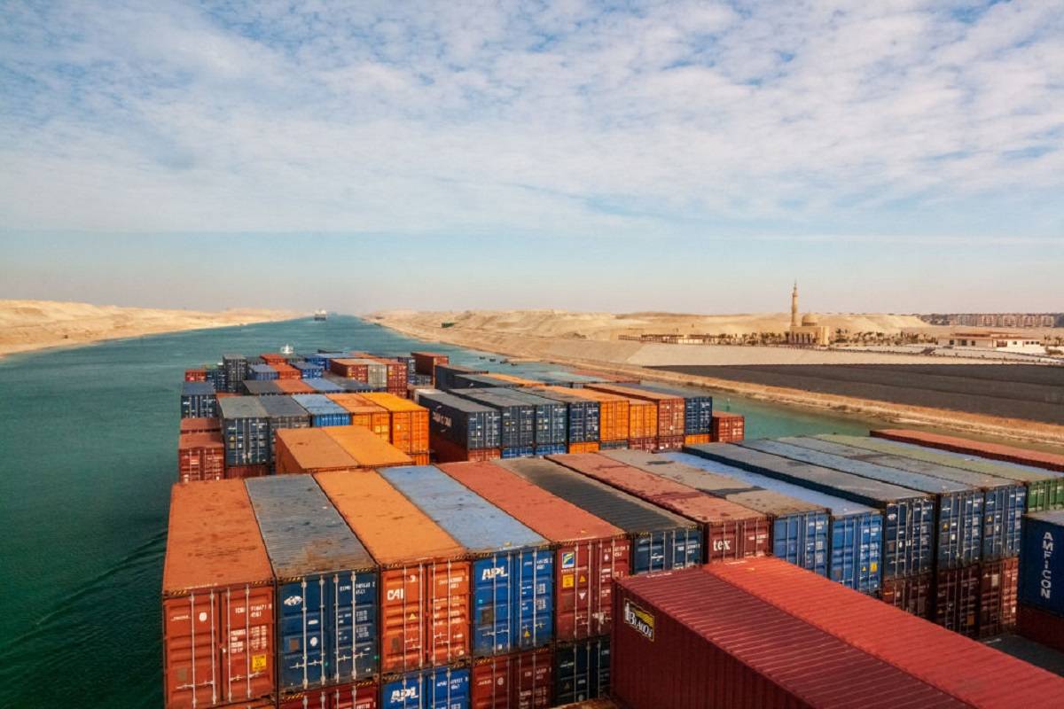 Contêineres empilhados em navio de carga no Canal de Suez, Mar Vermelho, no Egito (Camille Delbos/Getty Images)