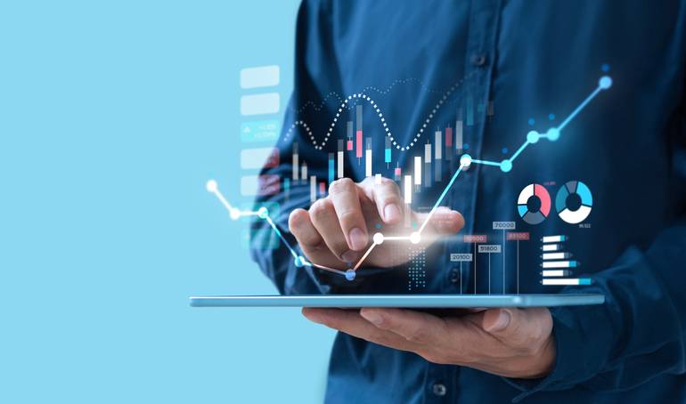 Foto de stock de Empresário negociando mercado de ações online na tela teblet, conceito de investimento digital